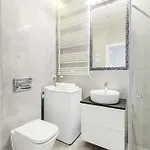 Beautiful Diamond - 10 Min Walk To Market Square! Apartamento